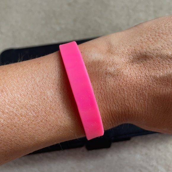 Silicone KEEP bracelet - Picture 3 of 3